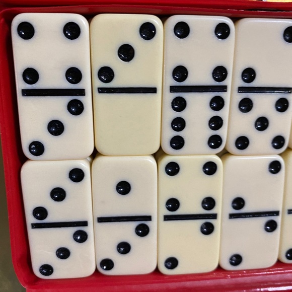 CHAD VALLEY VINTAGE DOMINOES TRAVEL PLAYING GAME 28 PIECE SET w/ RED VINYL CASE - Picture 4 of 8